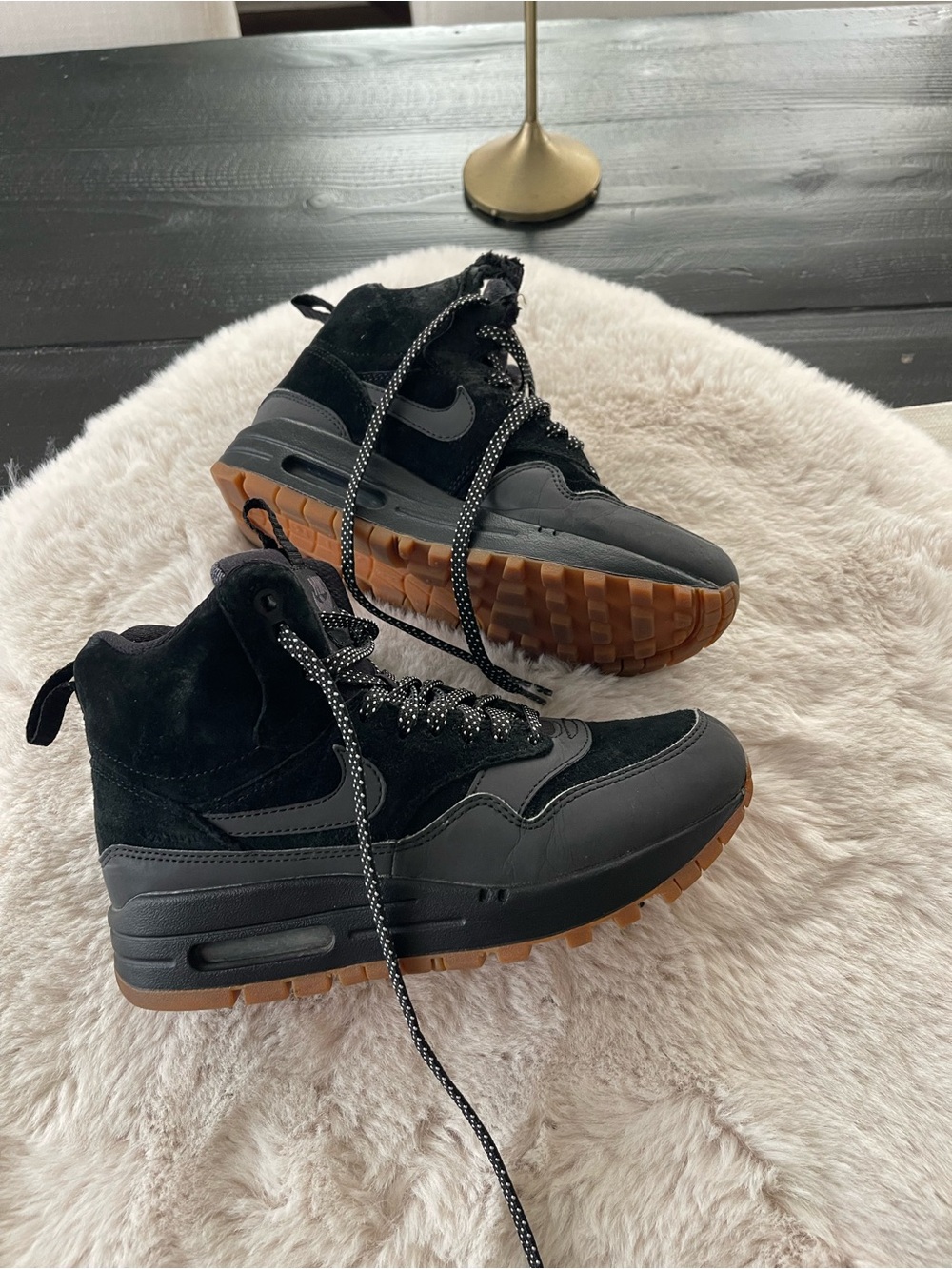 Nike black shoes hi tops sz 6 womens